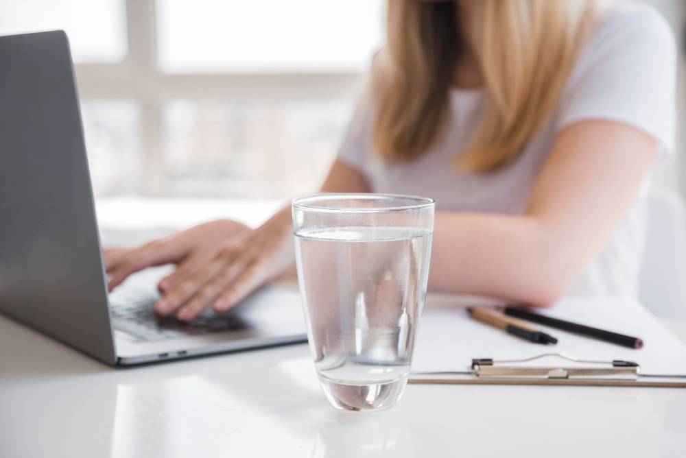 Beber suficiente agua es esencial para tu salud física, mental y emocional. Descubre cuánta necesitas al día y cómo convertir la hidratación en un hábito consciente.