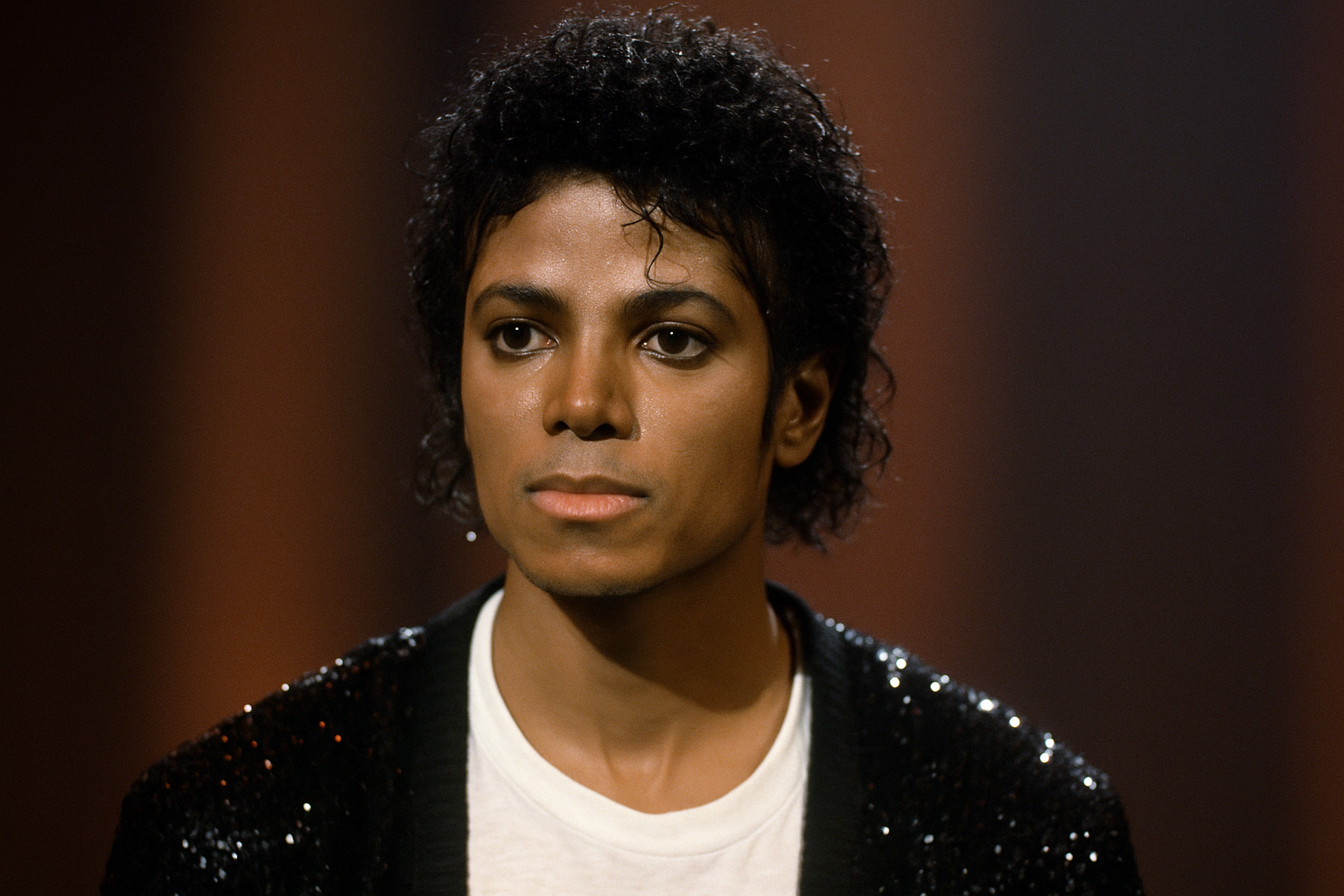 La infancia de Michael Jackson estuvo marcada por dolor, soledad y presión, huellas que acompañaron su vida adulta pese al éxito.