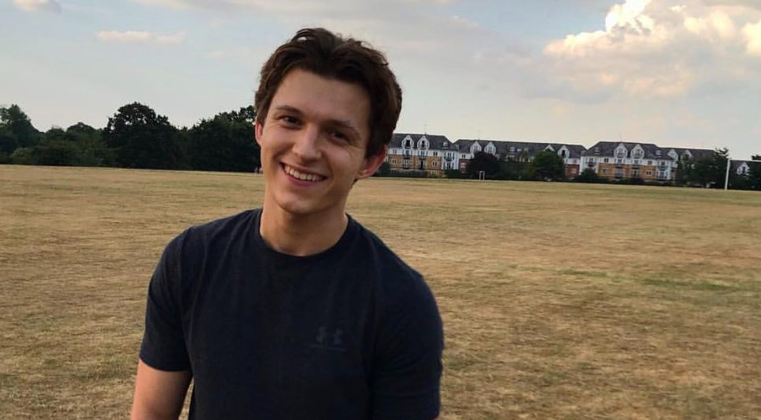 Tom Holland, actor de Spider-Man, reveló que vive con TDAH y dislexia. Su testimonio inspira a hablar de salud mental, neurodiversidad y resiliencia.