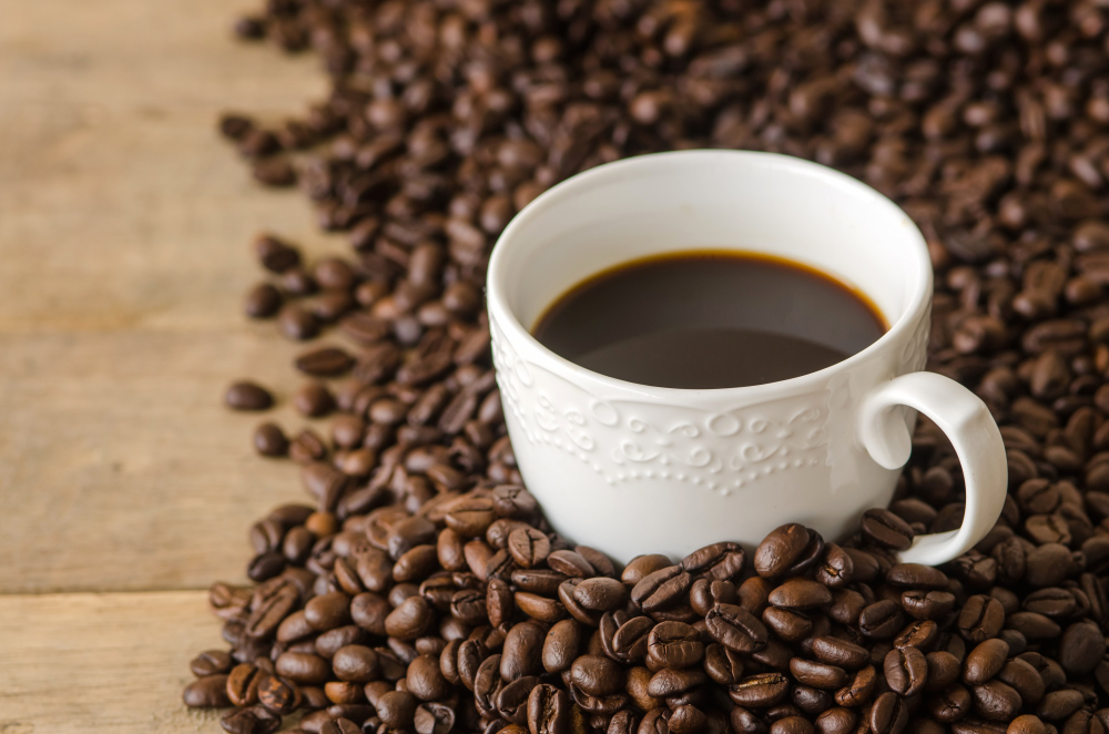 El café no solo despierta, también puede alegrar tu día. Estudios sugieren que su consumo moderado está ligado a mayor bienestar y menor riesgo de depresión.