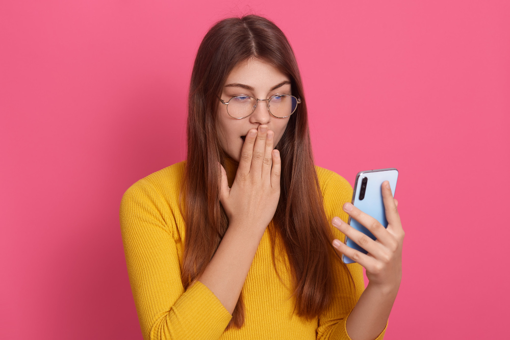Un análisis del fenómeno creciente de los jóvenes que practican sexting con chatbots de IA, explorando sus implicaciones en la intimidad, la salud mental y la necesidad de una educación sexual digital.
