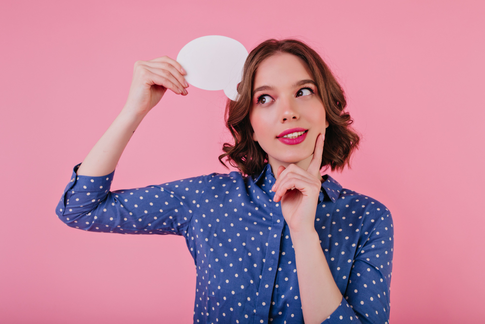 El sarcasmo activa redes cerebrales que combinan lenguaje, emociones y empatía. Descubre cómo nuestra mente descifra la ironía y por qué este proceso está ligado a la salud mental.