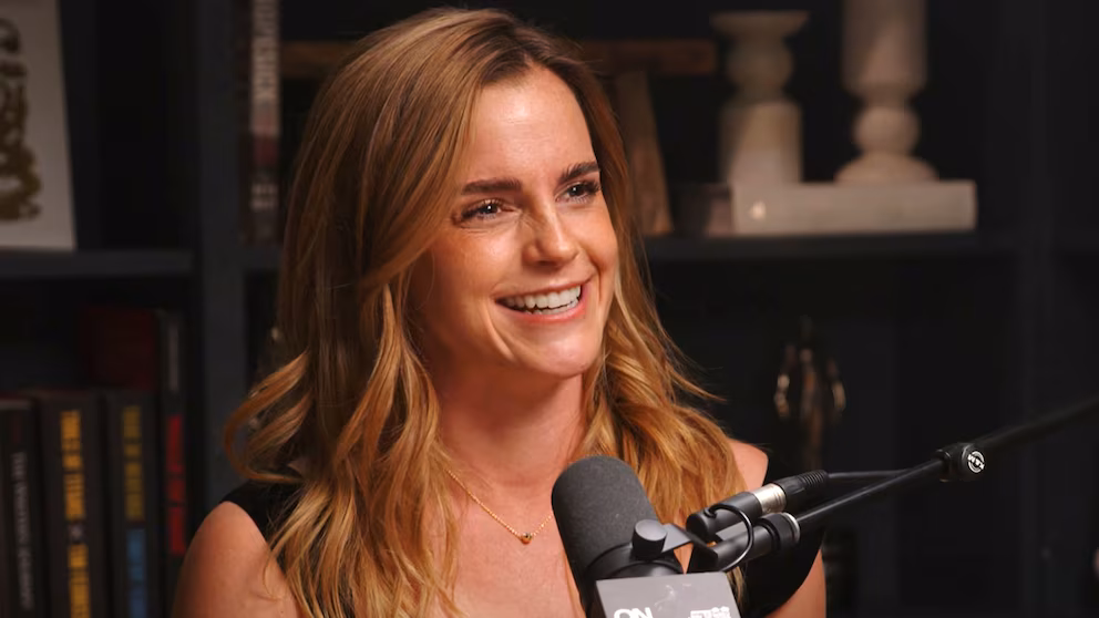 Emma Watson abrió el corazón en un podcast: admitió que la fama le pasó factura emocional, que tuvo que decir “no soy feliz”, y que hoy resguarda su salud mental reinventándose fuera del foco mediático.