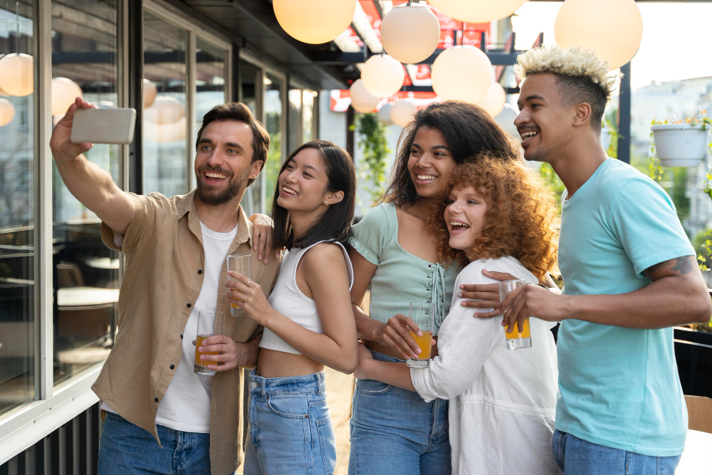 El speed friending conquista las grandes ciudades como una nueva forma de hacer amigos. Conoce cómo funciona, sus beneficios para la salud mental y por qué podría ser tu próxima experiencia social.