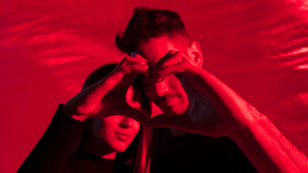 Cinco consejos de expertos para mantener viva la pasión en pareja y fortalecer la conexión emocional con los años.