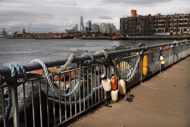 Traversée en NYC Ferry vers Red Hook Brooklyn avec vue sur l'eau