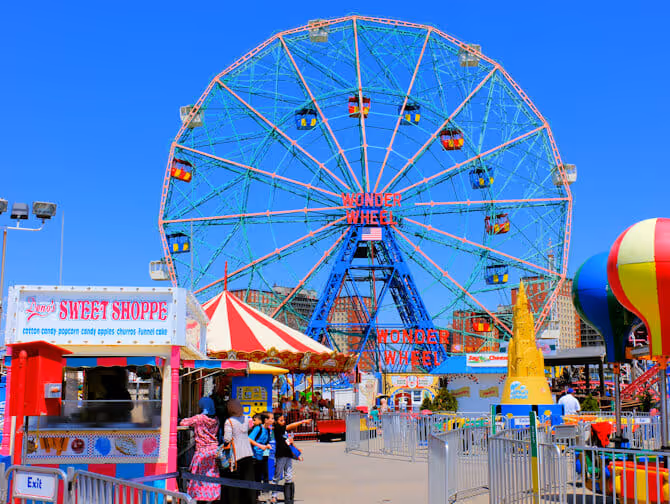La célèbre grande roue Wonder Wheel de Coney Island à Brooklyn