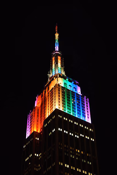 L'Empire State Building illuminé aux couleurs arc-en-ciel de la Gay Pride