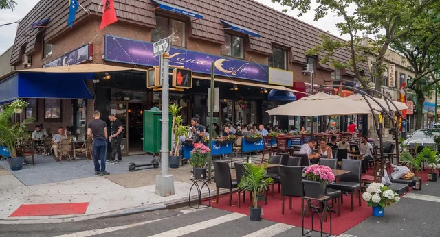 L'ambiance chaleureuse de Ditmars Boulevard à Astoria