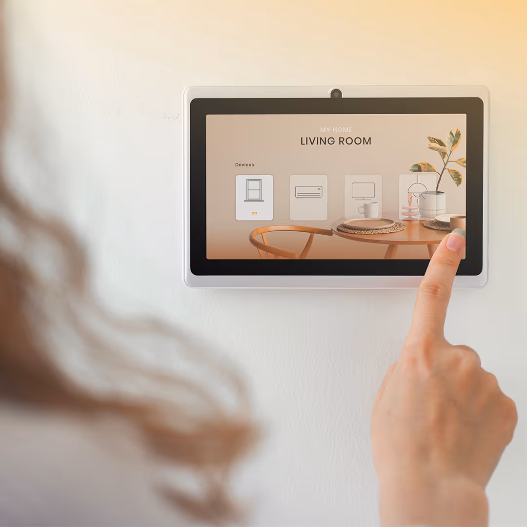 Mano che tocca un pannello touch per controllo smart della casa: gestione luci e pellicole Switch Hue