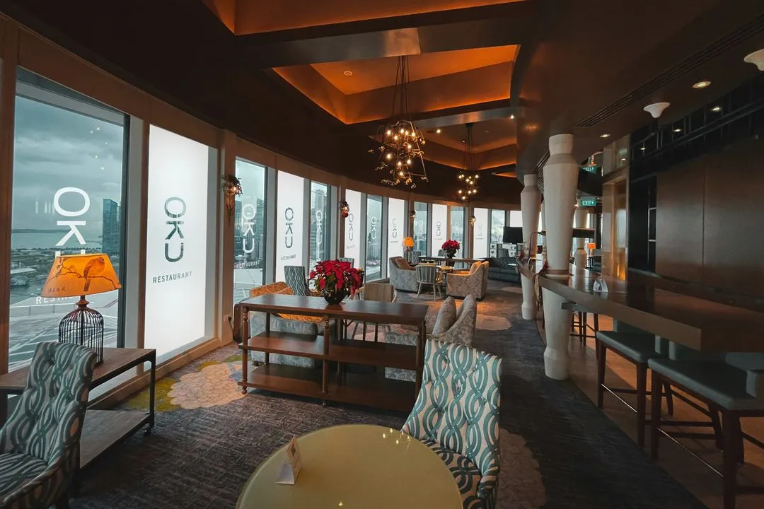 Interno di un ristorante con pellicole Smart Vista sui vetri, personalizzate con il logo aziendale.