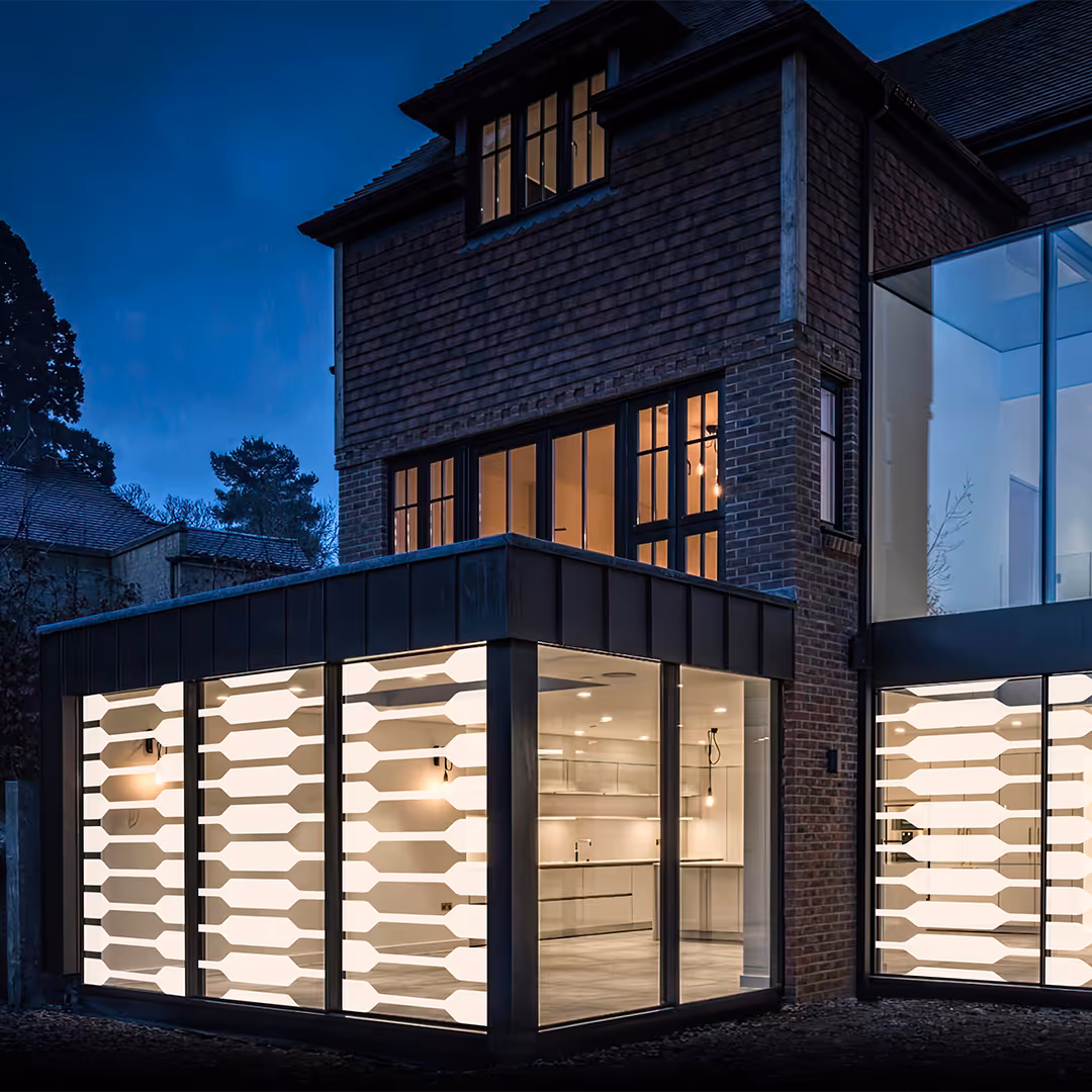 Abitazione contemporanea con vetri interattivi SwitcHue Smart Vista, che combinano estetica, innovazione e privacy dinamica.