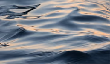 Wasseroberfläche bei Sonnenuntergang, Symbol für präzise digitale Wassererfassung und energetische Modernisierung