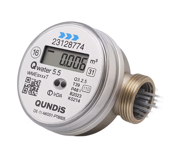 Digitaler Wasserzähler mit Display von QUNDIS, steht für präzise Verbrauchsmessung und automatisierte Datenübertragung