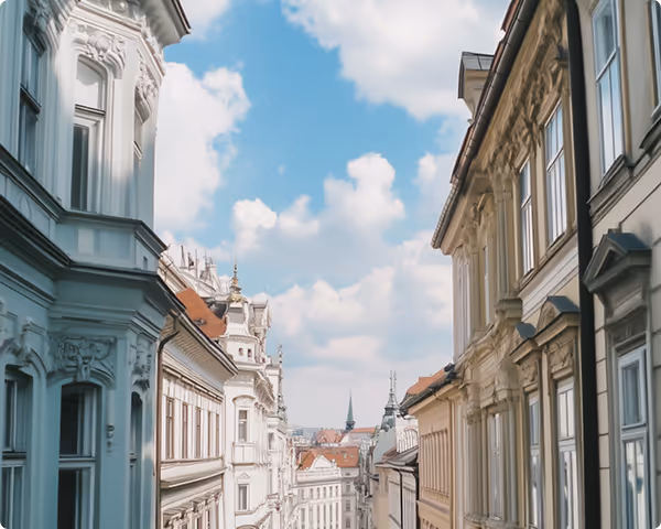 Altstadtstraße mit Blick auf den Himmel, Symbol für regionale Nähe und persönliche Betreuung durch eges in Heilbronn