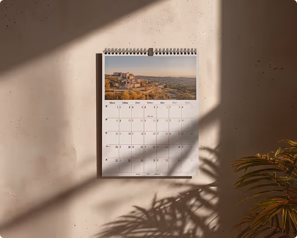 Wandkalender mit Lichteinfall, Symbol für strukturierte Terminplanung und Vermeidung von Mehrfacheinsätzen durch eges