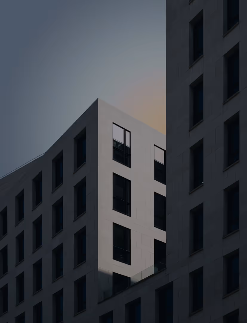 Wohngebäude in der Abenddämmerung, repräsentiert digitale Messtechnik zur Wertsteigerung und vertrauensvollen Abrechnung für Immobilieneigentümer