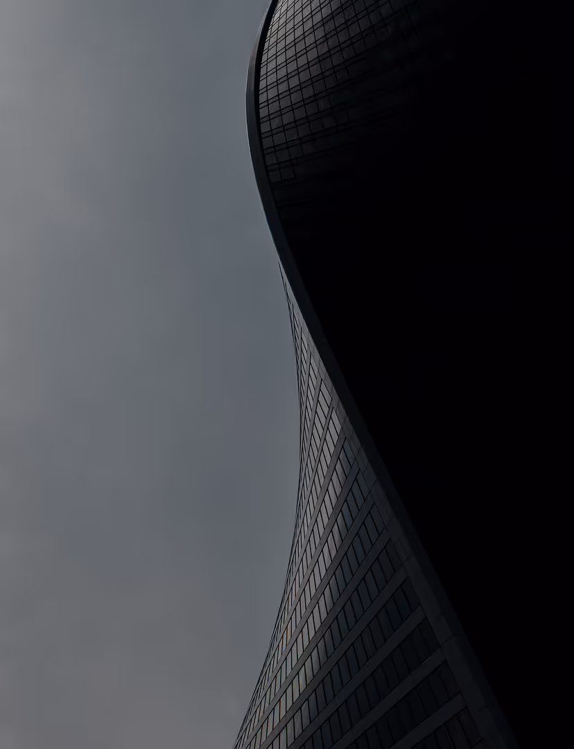 Modernes Hochhaus mit geschwungener Fassade, steht für effiziente Verwaltung, digitale Abrechnung und moderne Infrastruktur für Hausverwaltungen