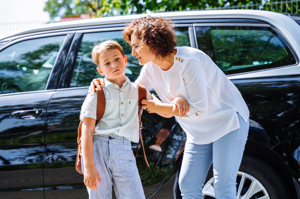 Enfant réalisant un exercice d’écriture