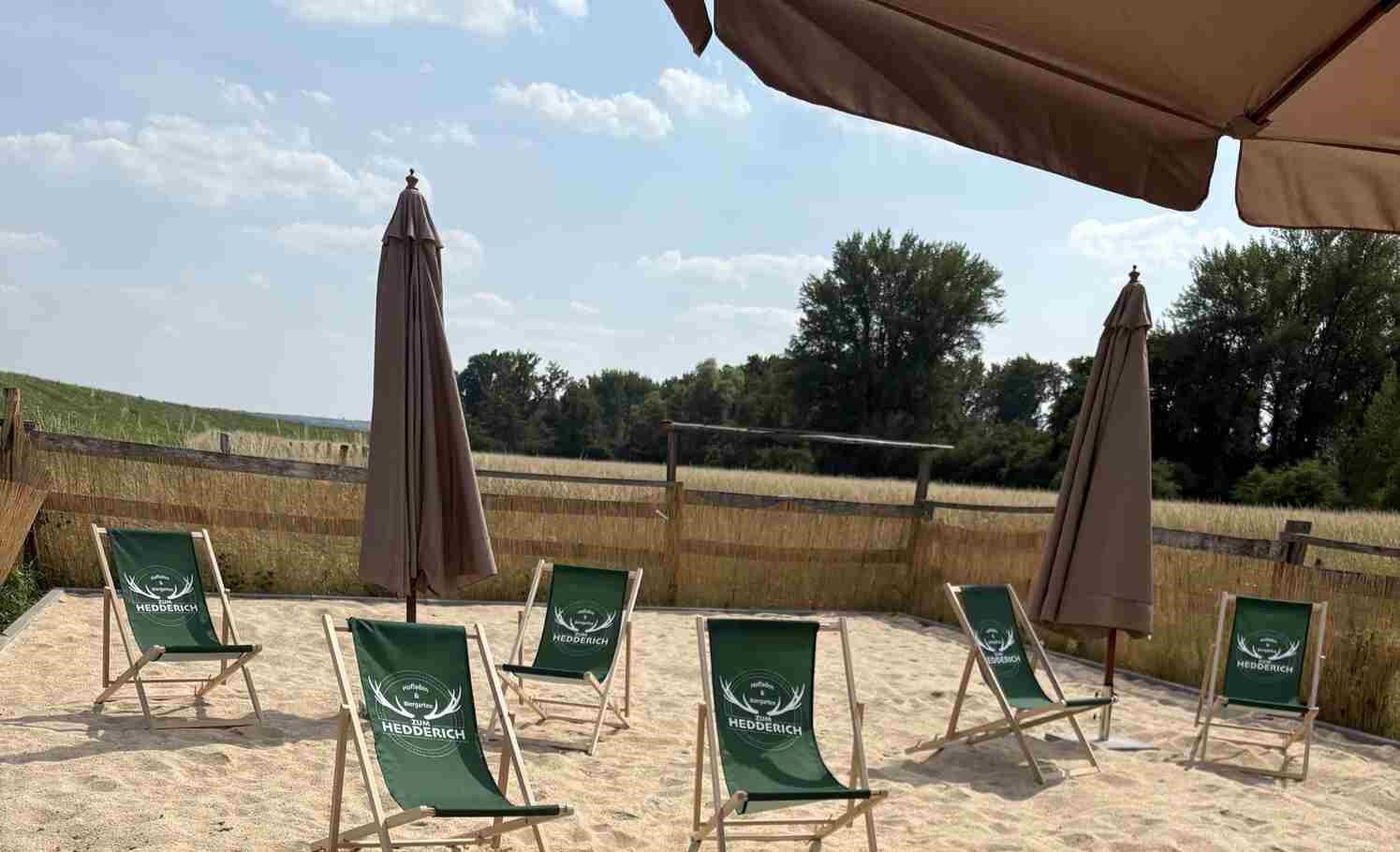 Biergarten mit Liegestühlen