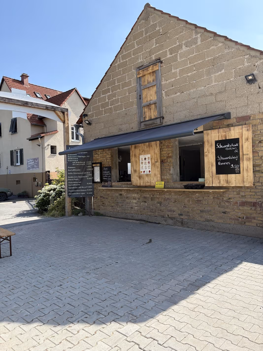 Strandbar im Biergarten von der Seite