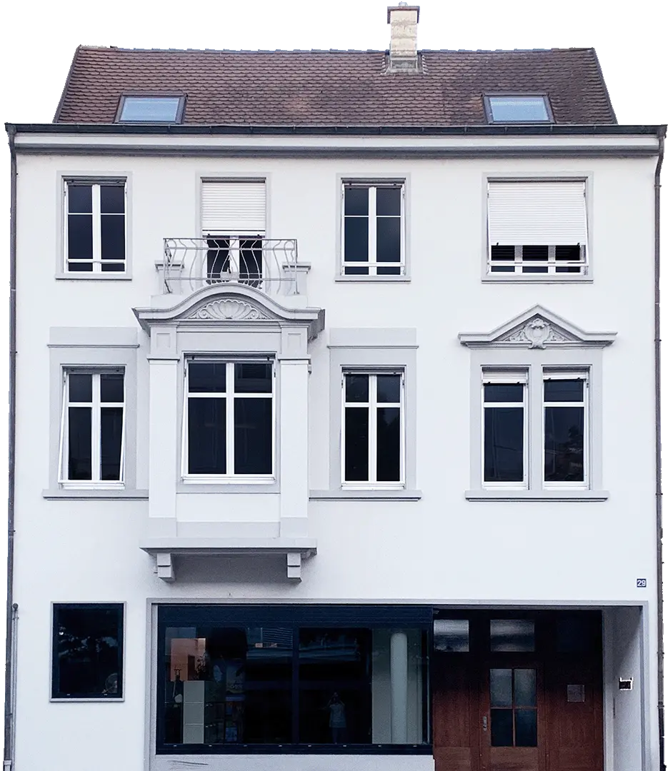 Freigestellte Frontalansicht des kreisvier-Agenturgebäudes von der gegenüberliegenden Strassenseite an der Thiersteinerallee gesehen.