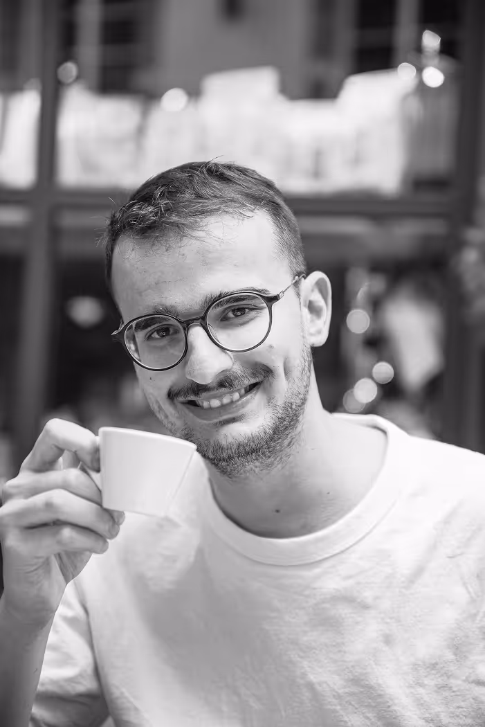 lucas gonzalez, consultant en marketing, boit son café