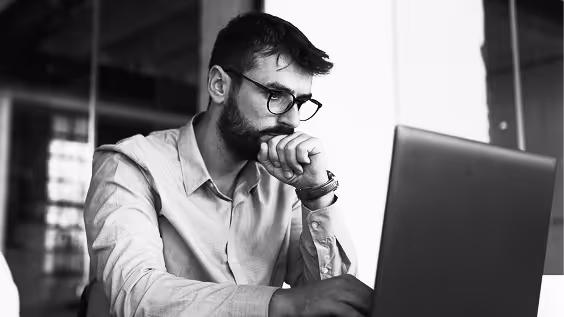 un prospect essaie de comprendre une page web