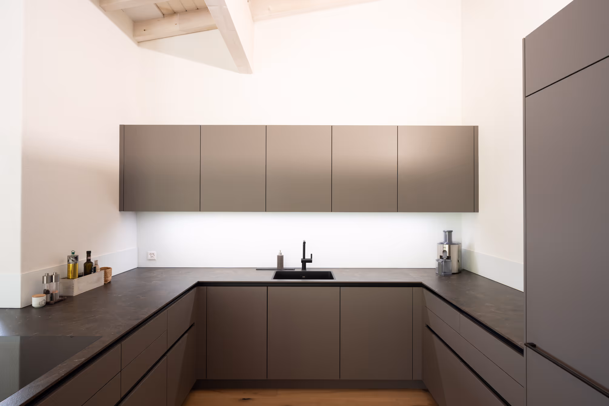 Moderne U-förmige Küche in gedeckten Grautönen mit minimalistischem Design