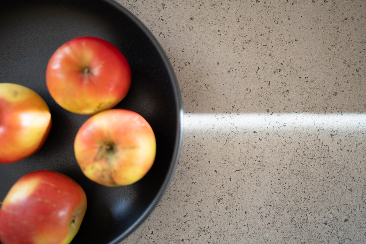 Küchenoberfläche und Aepfel