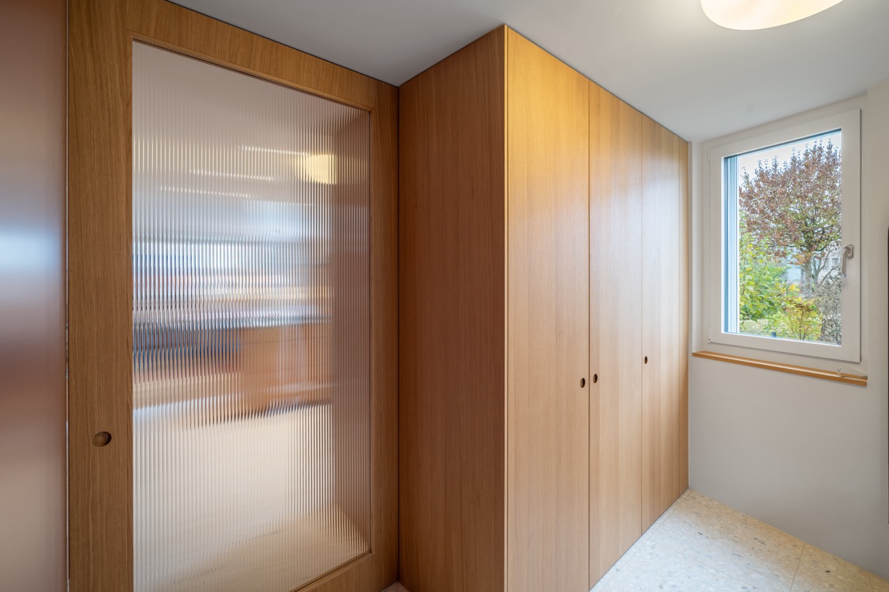 Massarbeit in Eiche – Küche, Garderobe und Schiebetüre aus einer Hand