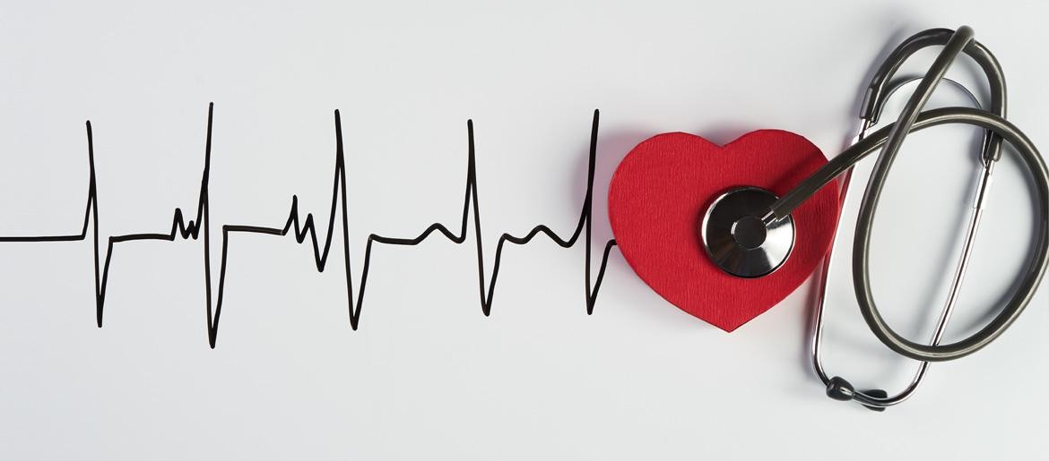 Patient med långtids-EKG som utreder extraslag och oregelbunden hjärtrytm på GlobenHeart i Stockholm