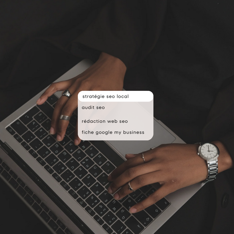 mains tapant au clavier une recherche 