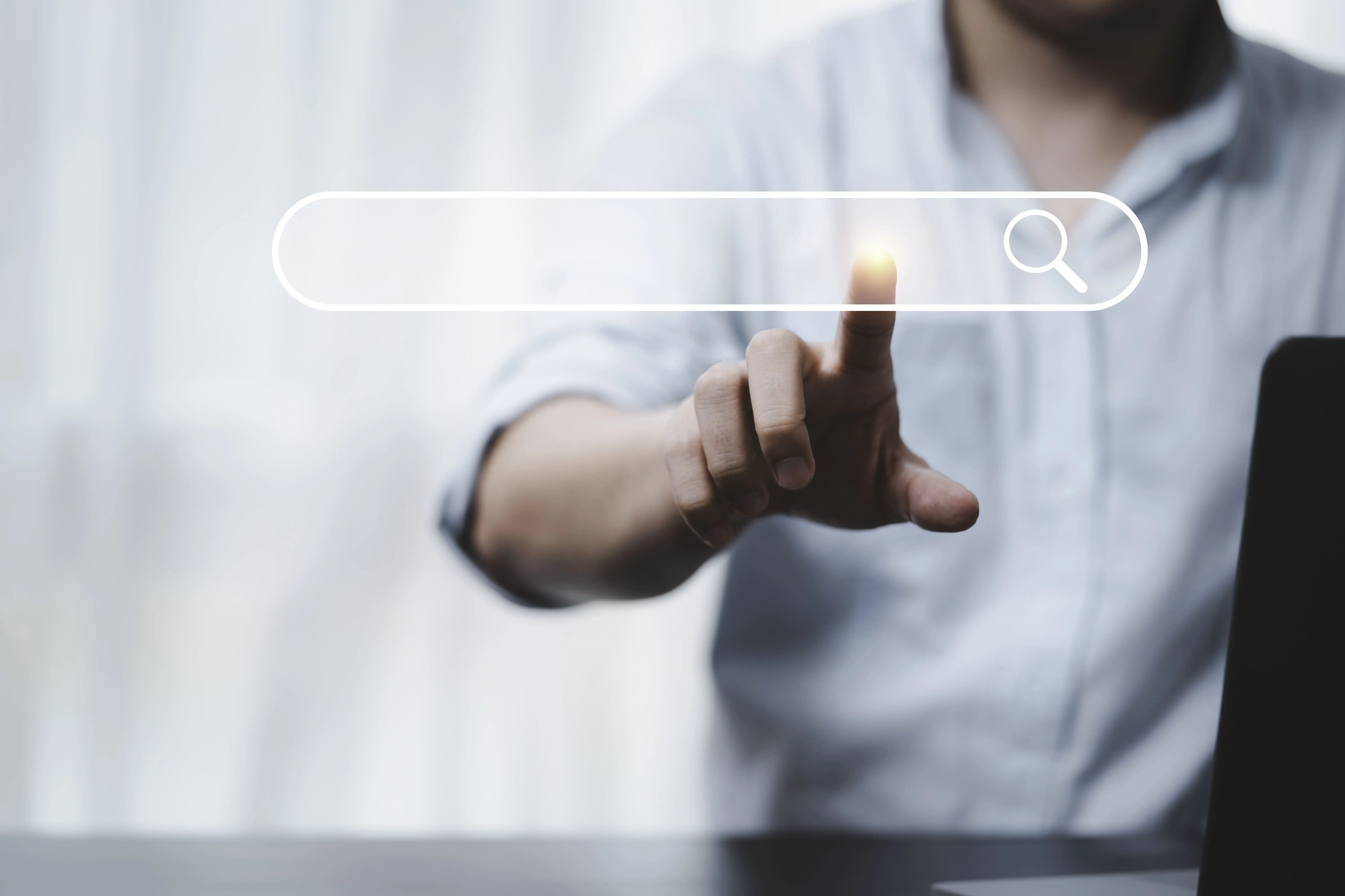 personne faisant une recherche de restaurant sur son smartphone