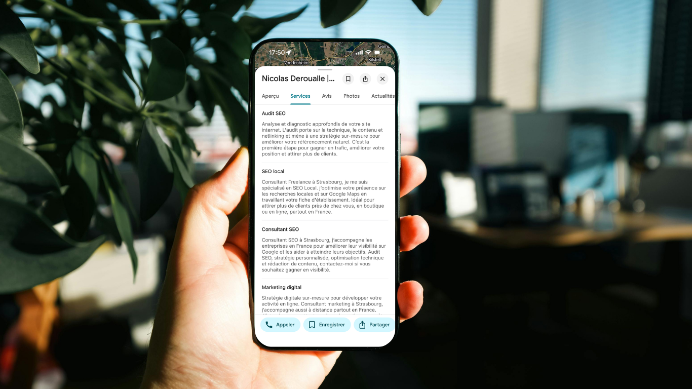 personne tenant un téléphon en train de regarder la fiche google my business de Nicolas Deroualle