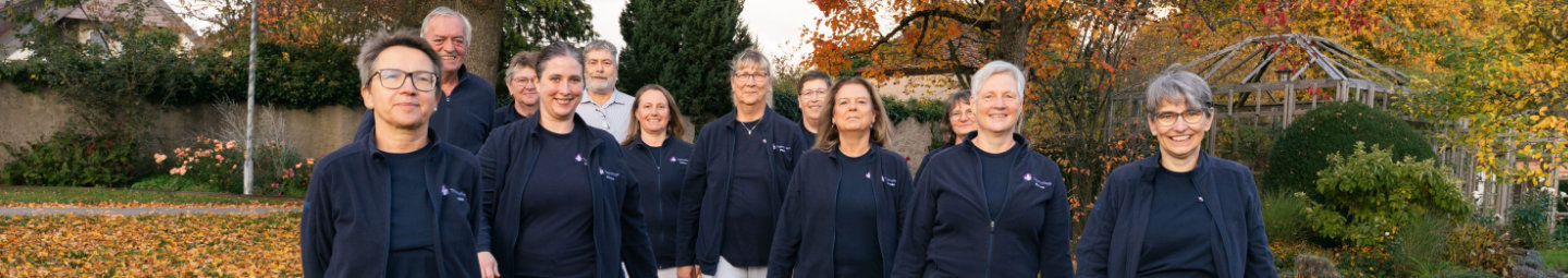 Team der Tagespflege vor Dinkelsbühler Kulisse