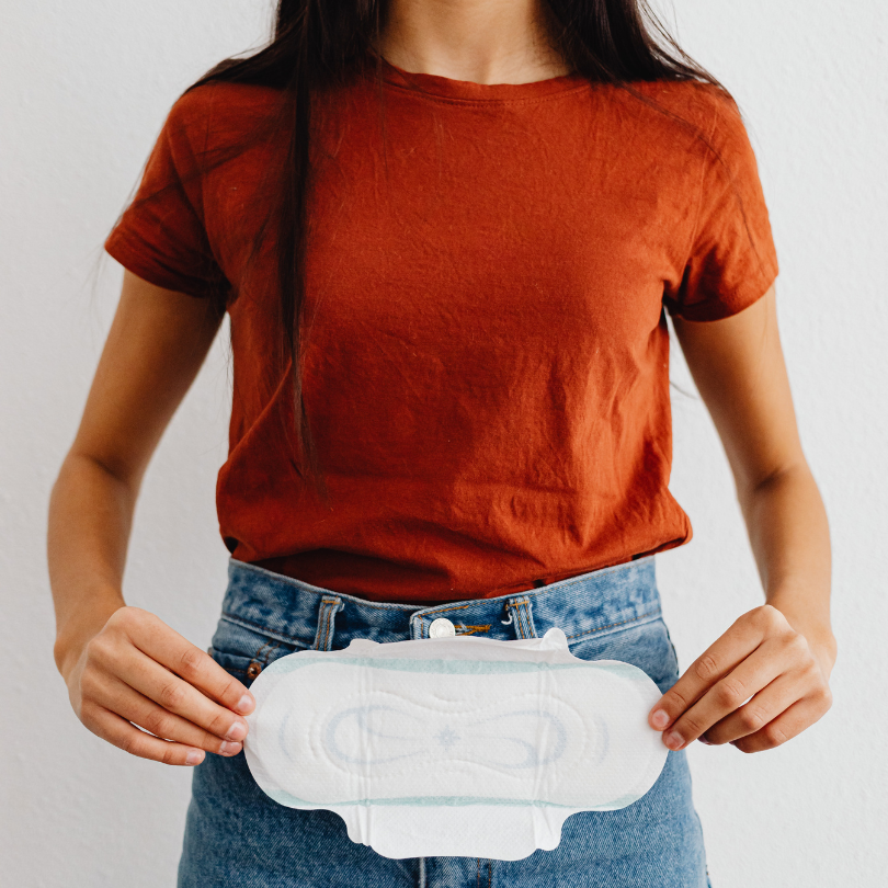 Jeune fille et une serviette hygiénique
