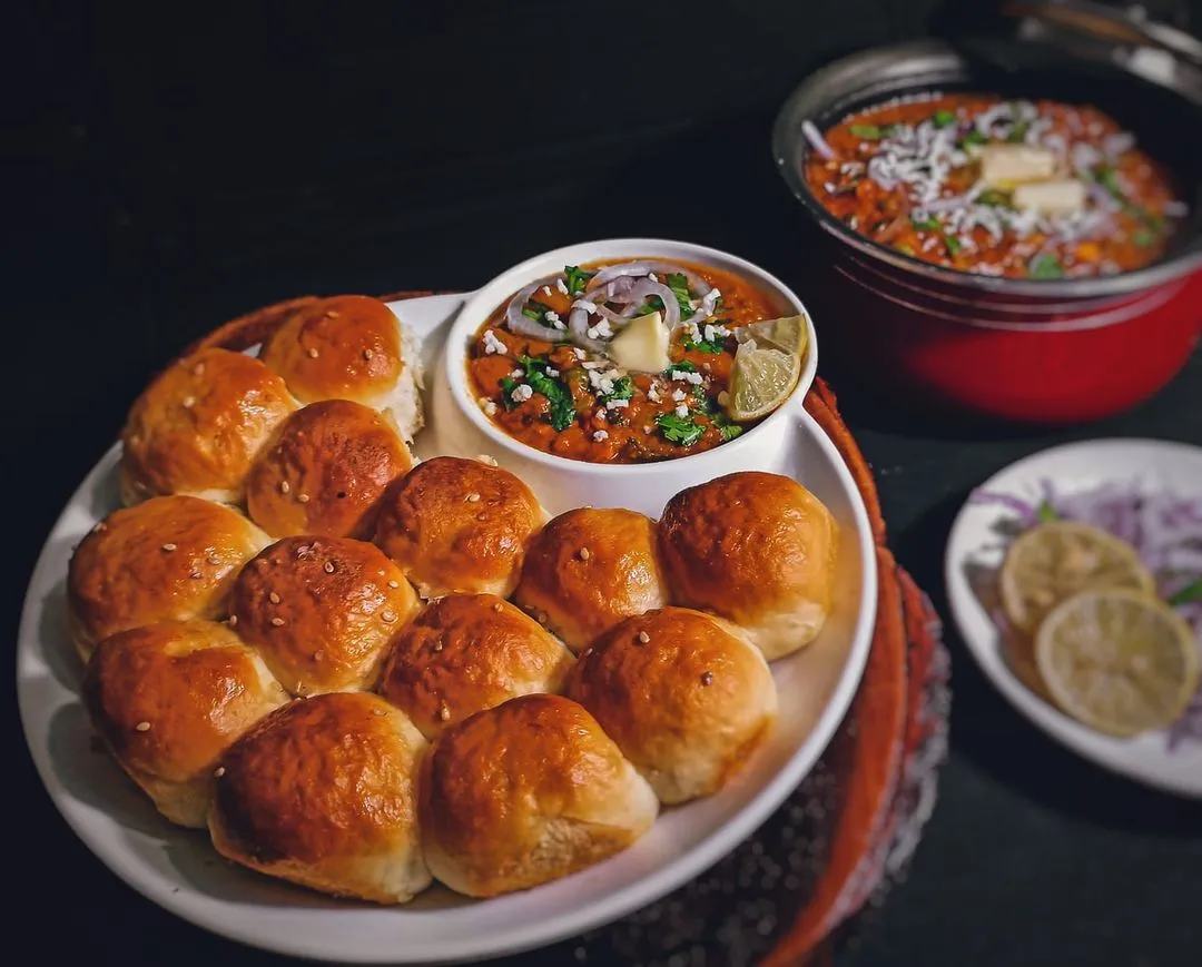Red spicy chicken with bread buns