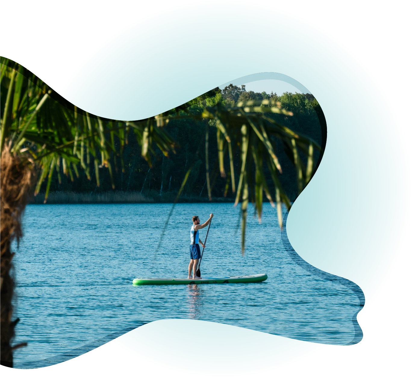 Mann auf SUP paddelt auf dem Murner See