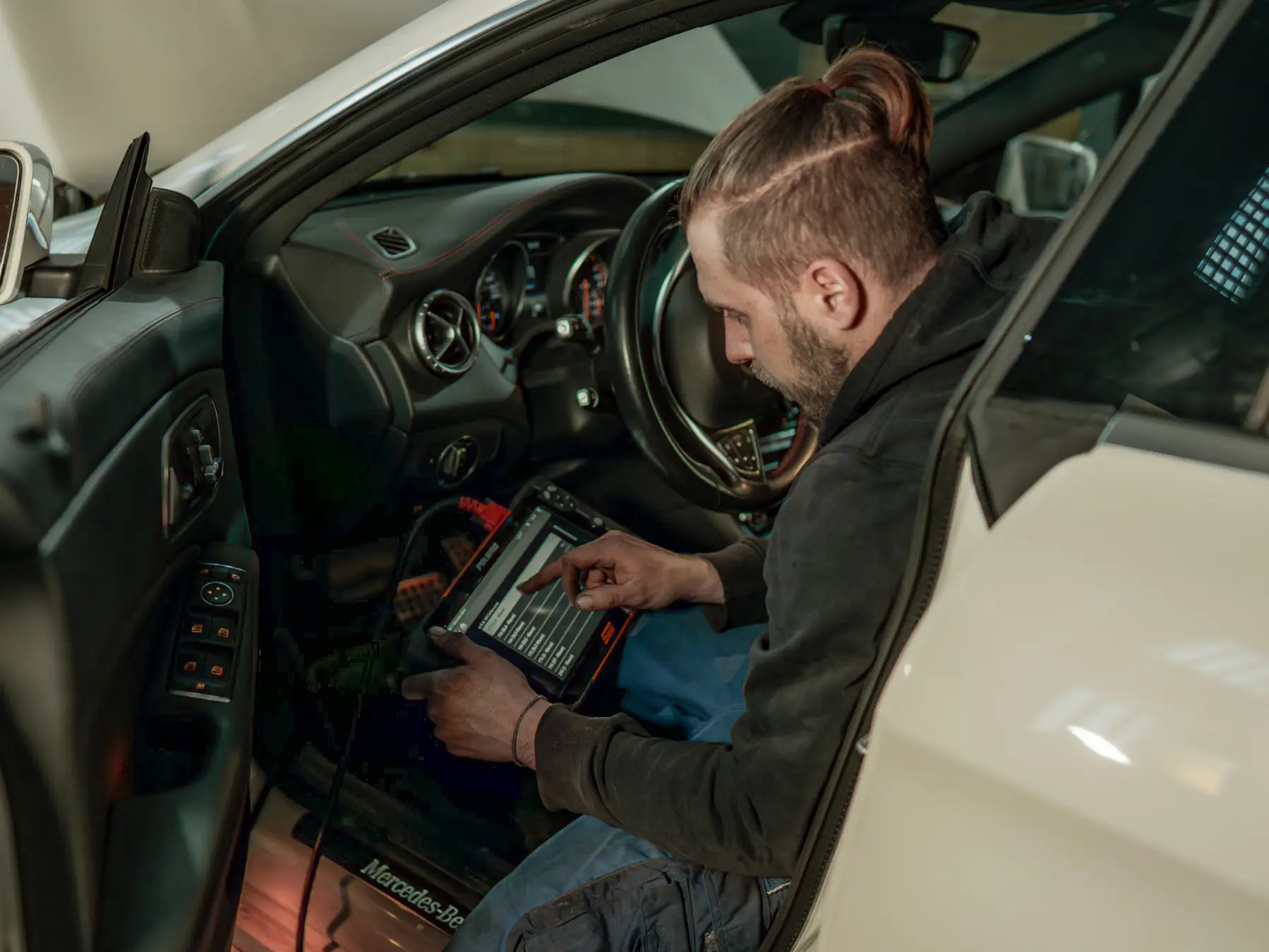 Oliver arbeit mit der Fahrzeugdiagnose