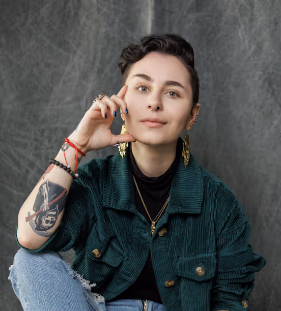 Headshot of writer Elly Belle.