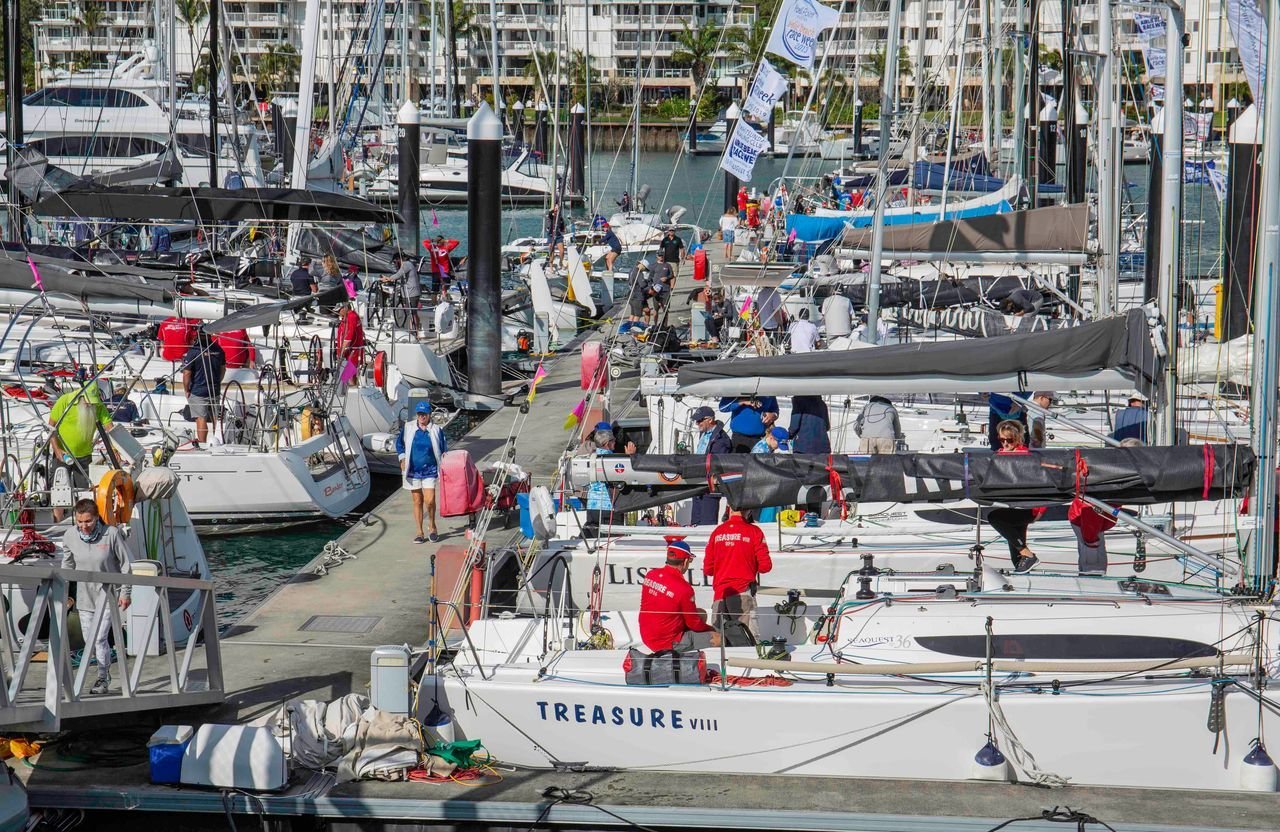 First day madness and competitors prepare for Race 1