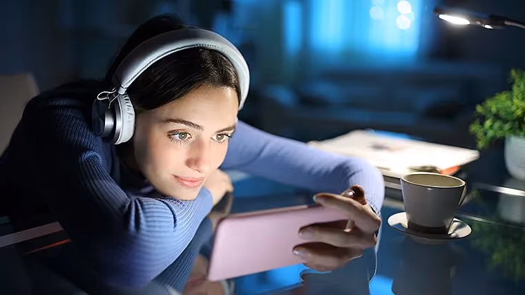 In the Trap of Dopamine. Why Does Social Media Make Us Addicted?