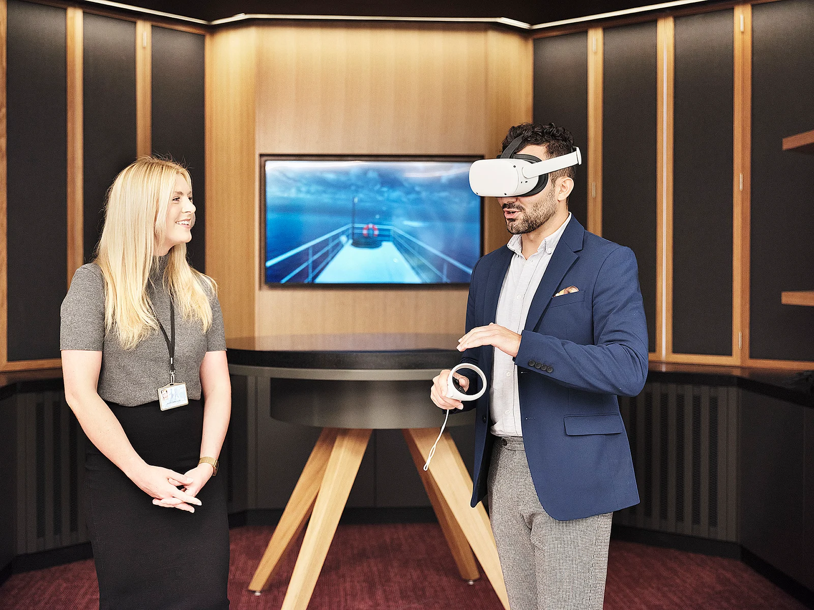 The Immersion Corner is a flexible space for a more intimate discussion or an AR/VR demonstration. The movable panels create flexibility for different use case needs.