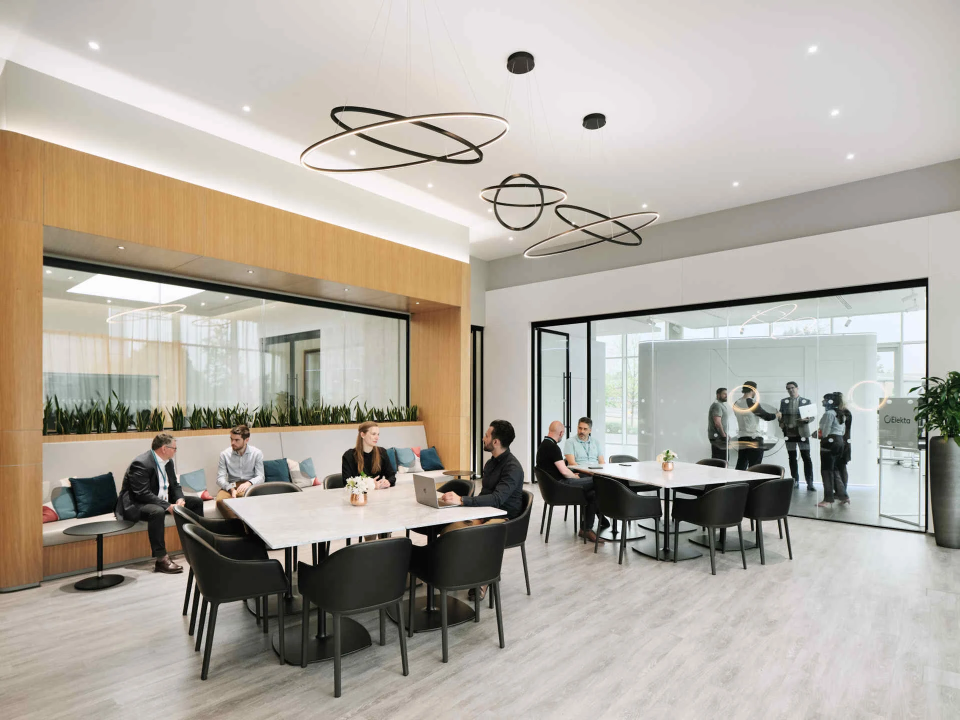 The hospitality suite is a space to relax and break from product sessions. Coffee, lunch, and snacks are served with ambient brand content for a more personalized experience. The area also doubles as a meeting or event area.