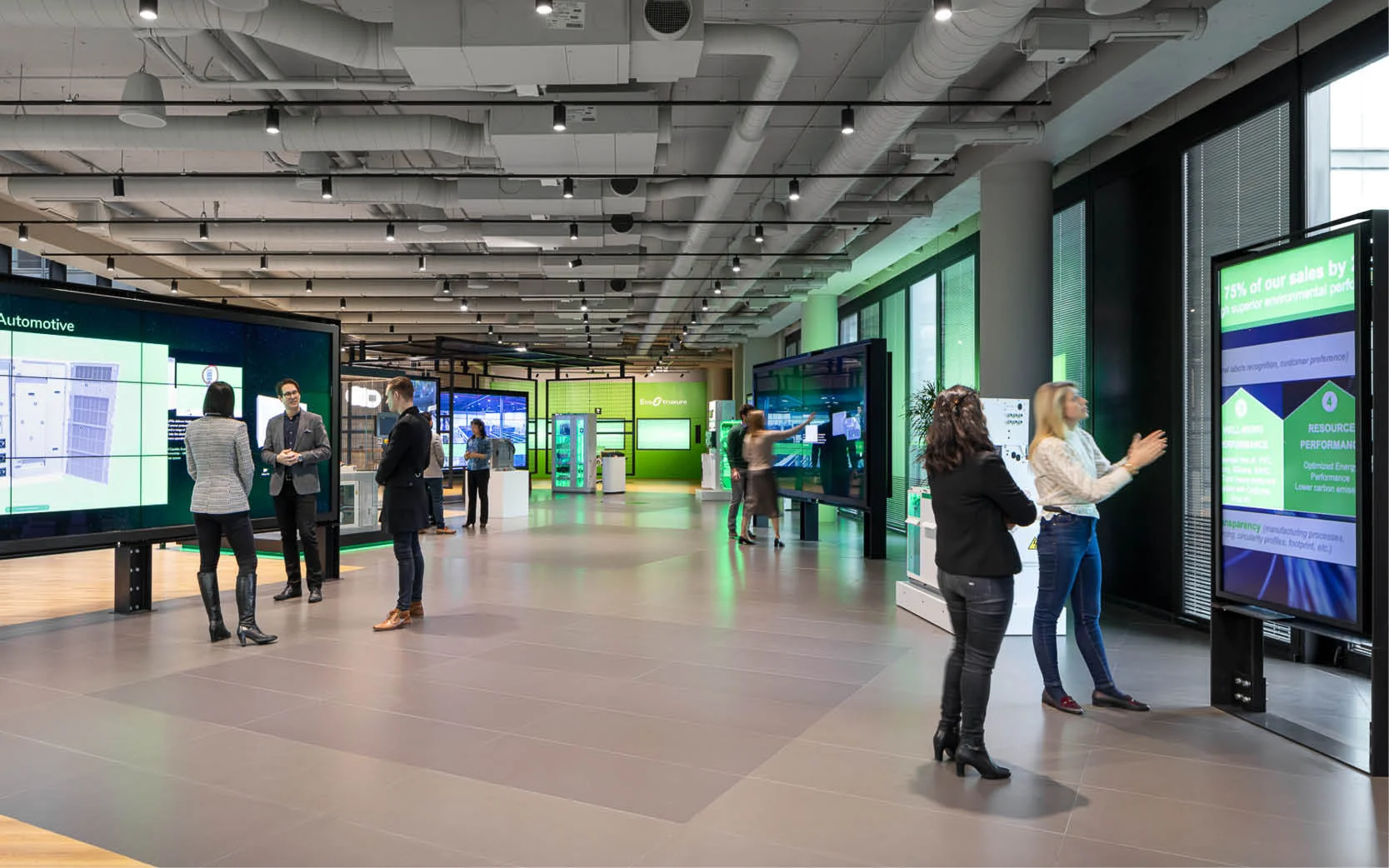 A highly interactive, spacious environment where client challenges connect to the benefits of Schneider Electric’s solutions.