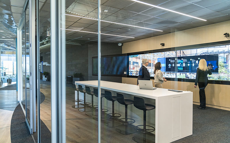 The Edge Room features a flexible demo platform that allows presenters to prepare a set of layouts in advance, then step through each layout using an intuitive cover-flow system. 