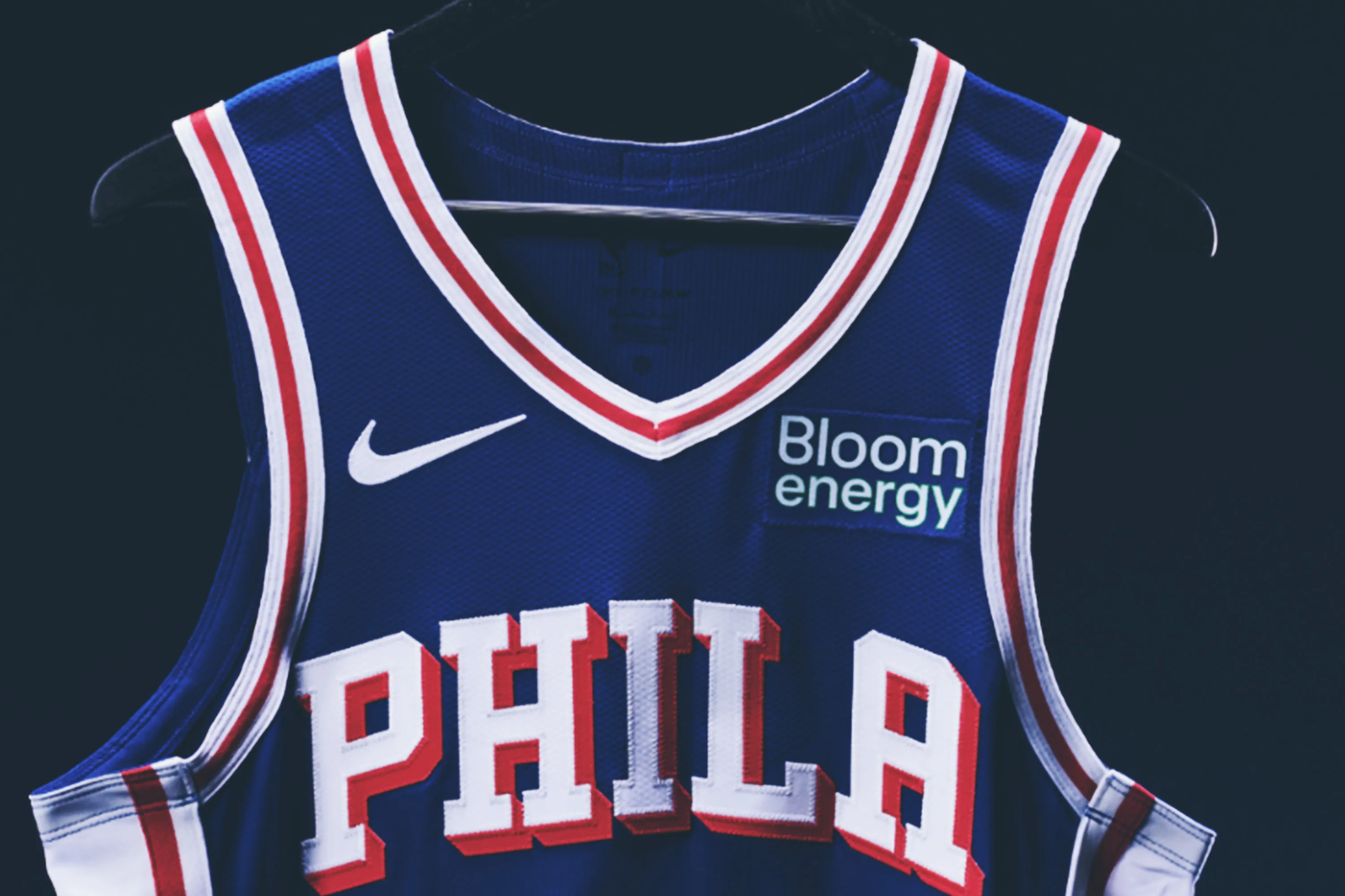 Die Philadelphia 76ers und Bloom Energy geben eine mehrjährige Partnerschaft und einen Trikot-Sponsorenvertrag bekannt