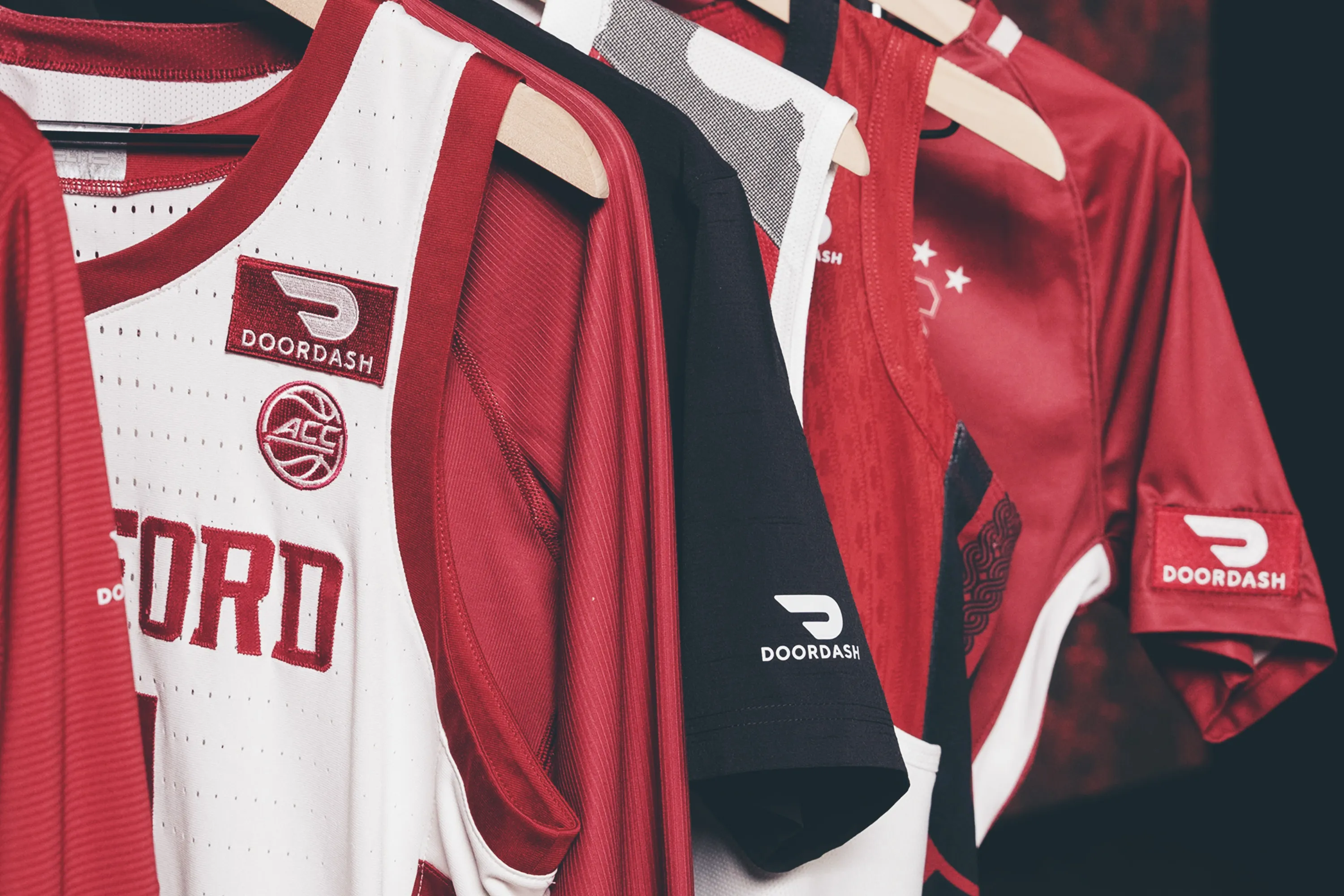 Stanford Athletics und DoorDash gehen eine mehrjährige Partnerschaft ein – Trikot-Aufnäher