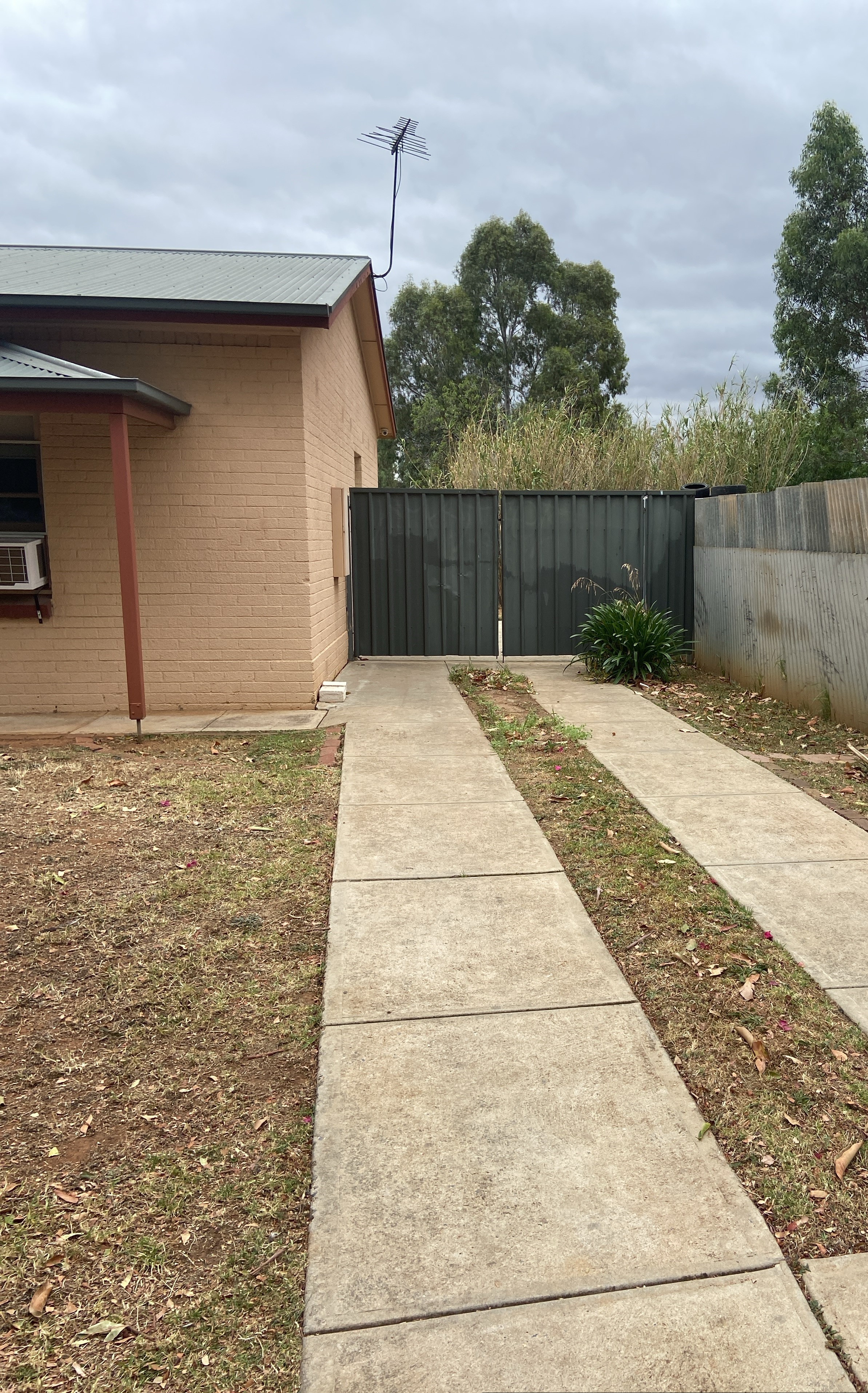 Elizabeth Grove share house Side Driveway shared space
